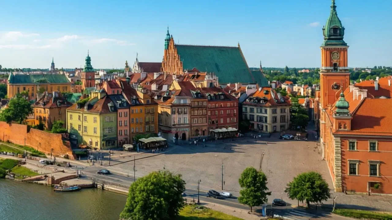 Wakacje w Warszawie: miejsca w Warszawie i Warsaw dla dzieci Malowniczy rynek Starego Miasta w słoneczne wakacje w Warszawie.