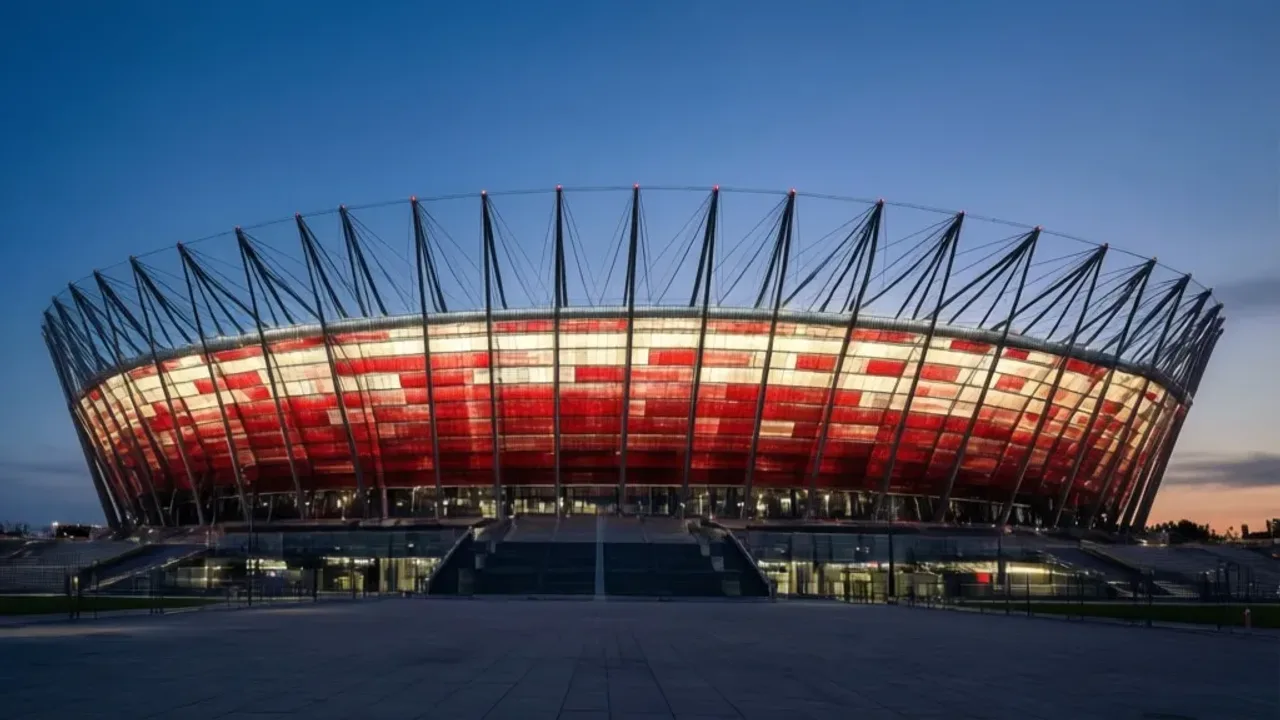 Warszawa stadion narodowy: Stadion im. Kazimierza Górskiego w Warszawie Widok z góry na pusty Stadion Narodowy im. Kazimierza Górskiego w Warszawie podczas zachodu słońca, prezentujący konstrukcję dachu i murawę, warszawa stadion narodowy.